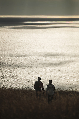 포토 JPG 주간 전신 구름 커플 응시 여자 남자 커플라이프 섬 여행 배낭 하늘 산 서기 사람 풍경 상반신 성인 야외 두명 뒷모습 30대 다정 등산 트래킹 한국인 인천 성인만 옹진군 국내포토 자연요소 라이프스타일 시선 뷰포인트 컨셉 가방 관계 모션 레저 한국 동양인 장년 파일형식