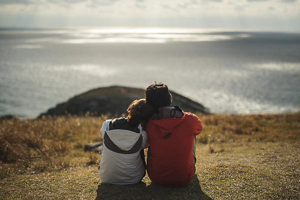 포토 JPG 주간 구름 커플 응시 여자 남자 바다 커플라이프 섬 여행 하늘 산 사람 앉기 풍경 상반신 성인 야외 두명 뒷모습 30대 기댐 다정 트래킹 한국인 인천 성인만 옹진군 국내포토 자연요소 라이프스타일 시선 뷰포인트 컨셉 관계 모션 레저 한국 동양인 장년 파일형식