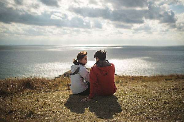 포토 JPG 주간 커플 응시 여자 남자 바다 커플라이프 섬 여행 산 사람 앉기 상반신 성인 야외 두명 뒷모습 30대 마주보기 다정 트래킹 한국인 인천 성인만 옹진군 국내포토 자연요소 라이프스타일 시선 뷰포인트 컨셉 관계 모션 레저 한국 동양인 장년 파일형식