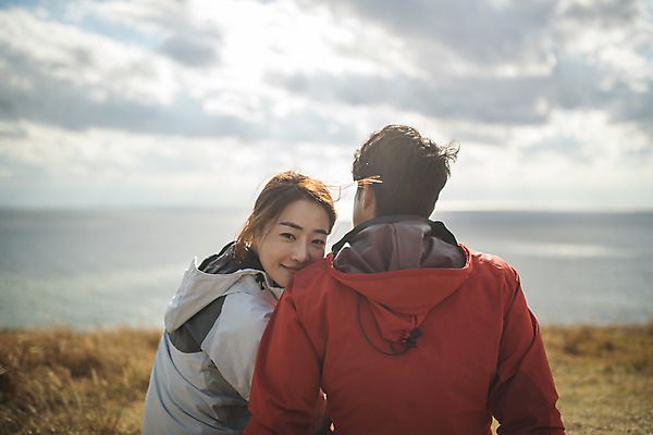 포토 JPG 주간 커플 응시 여자 남자 바다 커플라이프 섬 여행 산 미소 사람 앉기 상반신 성인 야외 두명 뒷모습 30대 기댐 다정 트래킹 한국인 뒤돌아보기 인천 성인만 옹진군 국내포토 자연요소 라이프스타일 시선 뷰포인트 컨셉 관계 모션 레저 한국 표정 동양인 장년 파일형식