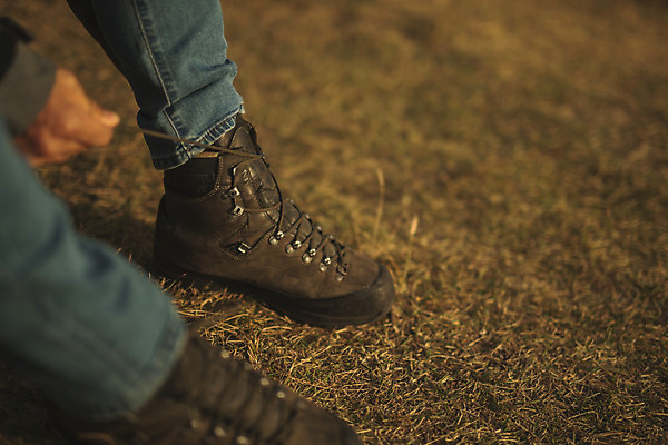 포토 JPG 주간 남자 섬 여행 신발 발 한명 사람 앉기 성인 야외 옆모습 아웃포커스 30대 트래킹 한국인 하반신 풀 인천 성인남자한명만 옹진군 국내포토 자연요소 1 뷰포인트 모션 레저 한국 촬영기법 동양인 신체부위 장년 남자한명만 성인남자만 파일형식