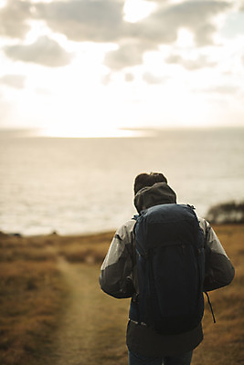 포토 JPG 주간 남자 바다 섬 여행 배낭 산 한명 서기 사람 상반신 성인 야외 뒷모습 30대 트래킹 한국인 인천 성인남자한명만 옹진군 국내포토 자연요소 1 뷰포인트 가방 모션 레저 한국 동양인 장년 남자한명만 성인남자만 파일형식