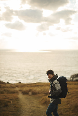 포토 JPG 주간 남자 바다 섬 여행 배낭 산 한명 사람 상반신 성인 야외 옆모습 30대 트래킹 한국인 뒤돌아보기 인천 성인남자한명만 옹진군 국내포토 자연요소 1 뷰포인트 가방 모션 레저 한국 동양인 장년 남자한명만 성인남자만 파일형식