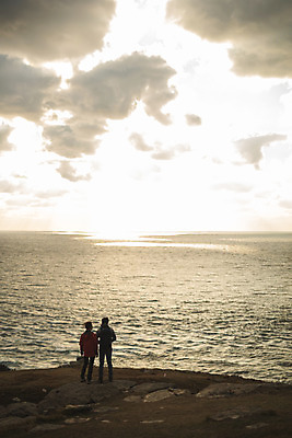 포토 JPG 주간 전신 커플 응시 여자 남자 바다 커플라이프 섬 여행 산 서기 사람 성인 야외 두명 뒷모습 30대 다정 일몰 트래킹 한국인 인천 성인만 옹진군 국내포토 자연요소 라이프스타일 시선 뷰포인트 컨셉 관계 모션 레저 한국 동양인 장년 노을 파일형식