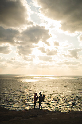 포토 JPG 주간 전신 커플 응시 여자 남자 바다 커플라이프 섬 여행 산 서기 사람 성인 야외 두명 옆모습 30대 마주보기 다정 일몰 트래킹 한국인 인천 성인만 옹진군 국내포토 자연요소 라이프스타일 시선 뷰포인트 컨셉 관계 모션 레저 한국 동양인 장년 노을 파일형식