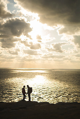 포토 JPG 주간 전신 커플 응시 여자 남자 바다 커플라이프 섬 여행 산 서기 사람 성인 야외 두명 뒷모습 30대 손잡기 다정 일몰 트래킹 한국인 인천 성인만 옹진군 국내포토 자연요소 라이프스타일 시선 뷰포인트 컨셉 관계 모션 레저 한국 동양인 장년 노을 파일형식