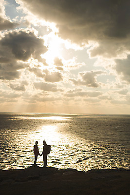 포토 JPG 주간 전신 커플 응시 여자 남자 바다 커플라이프 섬 여행 산 서기 사람 성인 야외 두명 뒷모습 30대 손잡기 다정 일몰 트래킹 한국인 인천 성인만 옹진군 국내포토 자연요소 라이프스타일 시선 뷰포인트 컨셉 관계 모션 레저 한국 동양인 장년 노을 파일형식