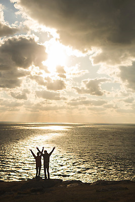 포토 JPG 주간 전신 커플 여자 남자 바다 커플라이프 섬 여행 산 서기 사람 성인 야외 두명 앞모습 30대 손들기 다정 일몰 트래킹 만세 한국인 인천 성인만 옹진군 국내포토 자연요소 라이프스타일 뷰포인트 컨셉 관계 모션 레저 한국 동양인 장년 노을 파일형식