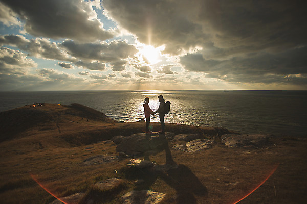포토 JPG 주간 전신 커플 응시 여자 남자 바다 커플라이프 섬 여행 산 서기 사람 성인 야외 두명 옆모습 30대 마주보기 손잡기 다정 일몰 트래킹 한국인 인천 성인만 옹진군 국내포토 자연요소 라이프스타일 시선 뷰포인트 컨셉 관계 모션 레저 한국 동양인 장년 노을 파일형식