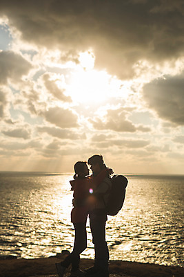 포토 JPG 주간 전신 커플 여자 남자 바다 커플라이프 섬 여행 안기 산 키스 서기 사람 성인 야외 두명 옆모습 30대 눈감음 다정 일몰 트래킹 한국인 인천 성인만 옹진군 국내포토 자연요소 라이프스타일 뷰포인트 컨셉 관계 모션 레저 한국 동양인 장년 노을 애정표현 파일형식