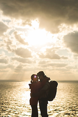 포토 JPG 주간 전신 커플 여자 남자 바다 커플라이프 섬 여행 안기 산 키스 서기 사람 상반신 성인 야외 두명 옆모습 30대 눈감음 다정 일몰 트래킹 한국인 인천 성인만 옹진군 국내포토 자연요소 라이프스타일 뷰포인트 컨셉 관계 모션 레저 한국 동양인 장년 노을 애정표현 파일형식