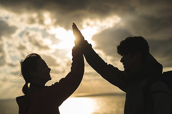 포토 JPG 주간 커플 여자 남자 바다 커플라이프 섬 여행 산 서기 사람 상반신 성인 야외 두명 옆모습 30대 다정 일몰 트래킹 한국인 하이파이브 인천 성인만 옹진군 국내포토 자연요소 라이프스타일 뷰포인트 컨셉 관계 모션 레저 한국 동양인 손짓 장년 노을 파일형식