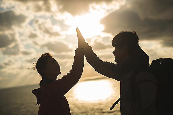 포토 JPG 주간 커플 여자 남자 커플라이프 섬 여행 산 서기 사람 상반신 성인 야외 두명 옆모습 30대 다정 일몰 트래킹 한국인 하이파이브 인천 성인만 옹진군 국내포토 자연요소 라이프스타일 뷰포인트 컨셉 관계 모션 레저 한국 동양인 손짓 장년 노을 파일형식