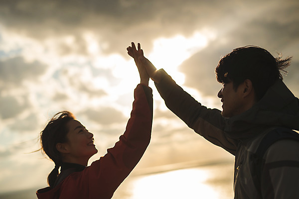 포토 JPG 주간 커플 여자 남자 바다 커플라이프 섬 여행 산 서기 사람 상반신 성인 야외 두명 옆모습 30대 다정 일몰 트래킹 한국인 하이파이브 인천 성인만 옹진군 국내포토 자연요소 라이프스타일 뷰포인트 컨셉 관계 모션 레저 한국 동양인 손짓 장년 노을 파일형식