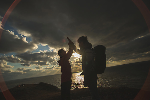 포토 JPG 주간 커플 여자 남자 바다 커플라이프 섬 여행 산 서기 사람 상반신 성인 야외 두명 옆모습 30대 다정 일몰 트래킹 한국인 하이파이브 인천 성인만 옹진군 국내포토 자연요소 라이프스타일 뷰포인트 컨셉 관계 모션 레저 한국 동양인 손짓 장년 노을 파일형식