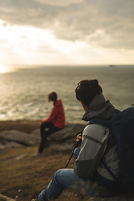 포토 JPG 주간 전신 커플 응시 여자 남자 바다 커플라이프 섬 여행 산 사람 앉기 성인 야외 두명 옆모습 뒷모습 30대 다정 일몰 트래킹 한국인 인천 성인만 옹진군 국내포토 자연요소 라이프스타일 시선 뷰포인트 컨셉 관계 모션 레저 한국 동양인 장년 노을 파일형식