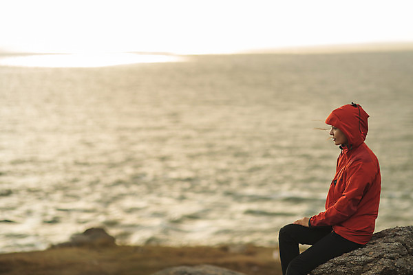 포토 JPG 주간 응시 여자 바다 섬 여행 한명 사람 앉기 상반신 성인 야외 옆모습 30대 일몰 트래킹 한국인 인천 성인여자한명만 옹진군 국내포토 자연요소 1 시선 뷰포인트 모션 레저 한국 동양인 장년 노을 여자한명만 성인여자만 파일형식