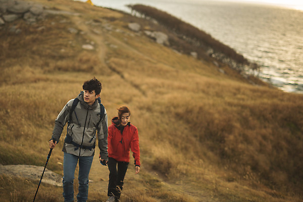 포토 JPG 주간 전신 커플 여자 남자 커플라이프 섬 여행 배낭 산 서기 사람 상반신 성인 야외 두명 앞모습 30대 다정 등산 트래킹 한국인 오르기 인천 성인만 옹진군 국내포토 자연요소 라이프스타일 뷰포인트 컨셉 가방 관계 모션 레저 한국 동양인 장년 파일형식
