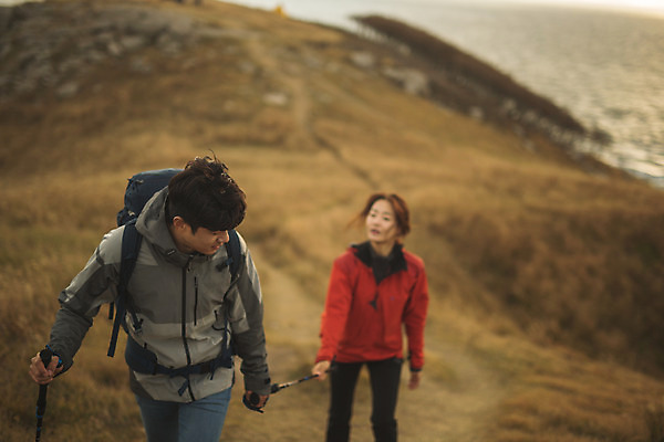 포토 JPG 주간 커플 여자 남자 커플라이프 섬 여행 배낭 산 사람 상반신 성인 야외 두명 앞모습 30대 걷기 다정 등산 트래킹 한국인 잡기 오르기 인천 성인만 옹진군 국내포토 자연요소 라이프스타일 뷰포인트 컨셉 가방 관계 모션 레저 한국 동양인 장년 파일형식