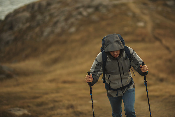 포토 JPG 주간 남자 섬 여행 배낭 산 한명 사람 상반신 성인 야외 앞모습 30대 걷기 등산 트래킹 한국인 오르기 인천 등산스틱 성인남자한명만 옹진군 국내포토 자연요소 1 뷰포인트 가방 모션 레저 한국 동양인 장년 등산용품 남자한명만 성인남자만 파일형식