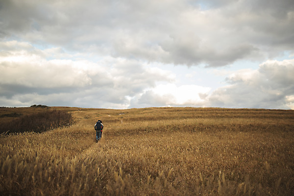 포토 JPG 주간 전신 커플 여자 남자 커플라이프 섬 여행 배낭 산 사람 성인 야외 두명 뒷모습 30대 걷기 다정 등산 트래킹 한국인 오르기 인천 성인만 옹진군 국내포토 자연요소 라이프스타일 뷰포인트 컨셉 가방 관계 모션 레저 한국 동양인 장년 파일형식