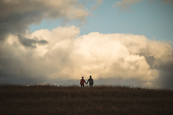 포토 JPG 주간 전신 커플 여자 남자 커플라이프 섬 여행 하늘 산 서기 사람 성인 야외 두명 앞모습 30대 손잡기 다정 등산 트래킹 한국인 인천 성인만 옹진군 국내포토 자연요소 라이프스타일 뷰포인트 컨셉 관계 모션 레저 한국 동양인 장년 파일형식