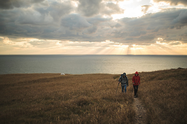 포토 JPG 주간 전신 커플 여자 남자 커플라이프 섬 여행 배낭 산 사람 성인 야외 두명 앞모습 30대 걷기 노을 다정 일몰 등산 트래킹 한국인 오르기 인천 성인만 옹진군 국내포토 자연요소 라이프스타일 뷰포인트 컨셉 가방 관계 모션 레저 한국 동양인 장년 파일형식