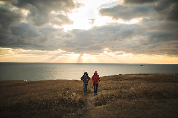 포토 JPG 주간 전신 커플 여자 남자 커플라이프 섬 여행 배낭 산 사람 성인 야외 두명 앞모습 30대 걷기 노을 다정 일몰 등산 트래킹 한국인 인천 성인만 옹진군 국내포토 자연요소 라이프스타일 뷰포인트 컨셉 가방 관계 모션 레저 한국 동양인 장년 파일형식