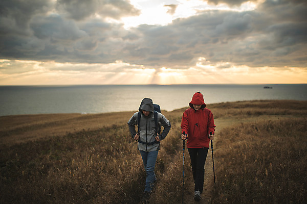 포토 JPG 주간 전신 커플 여자 남자 커플라이프 섬 여행 배낭 산 사람 성인 야외 두명 앞모습 30대 걷기 노을 다정 일몰 등산 트래킹 한국인 오르기 인천 성인만 옹진군 국내포토 자연요소 라이프스타일 뷰포인트 컨셉 가방 관계 모션 레저 한국 동양인 장년 파일형식