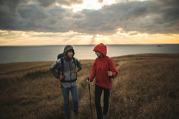 포토 JPG 주간 전신 커플 여자 남자 커플라이프 섬 여행 배낭 산 미소 사람 성인 야외 두명 앞모습 30대 마주보기 걷기 노을 다정 일몰 등산 트래킹 한국인 오르기 인천 성인만 옹진군 국내포토 자연요소 라이프스타일 뷰포인트 컨셉 가방 관계 모션 레저 한국 표정 동양인 장년 파일형식