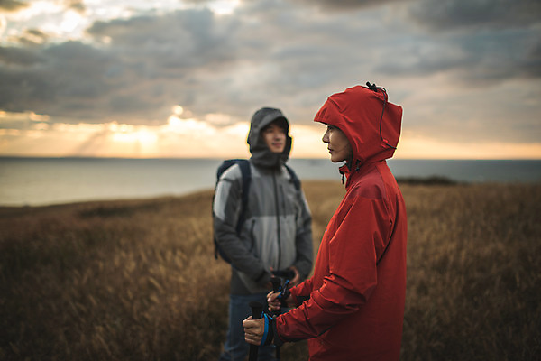 포토 JPG 주간 커플 응시 여자 남자 커플라이프 섬 여행 배낭 산 서기 사람 상반신 성인 야외 두명 옆모습 30대 노을 다정 일몰 등산 트래킹 한국인 인천 성인만 옹진군 국내포토 자연요소 라이프스타일 시선 뷰포인트 컨셉 가방 관계 모션 레저 한국 동양인 장년 파일형식