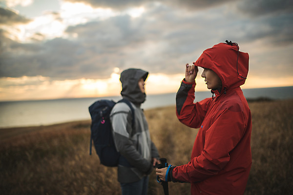 포토 JPG 주간 커플 응시 여자 남자 커플라이프 섬 여행 배낭 산 서기 사람 상반신 성인 야외 두명 옆모습 30대 노을 다정 일몰 등산 트래킹 한국인 인천 성인만 옹진군 국내포토 자연요소 라이프스타일 시선 뷰포인트 컨셉 가방 관계 모션 레저 한국 동양인 장년 파일형식