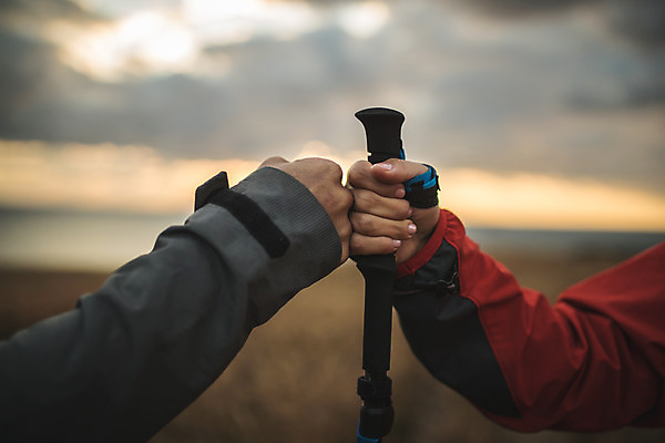 포토 JPG 주간 손 커플 여자 남자 커플라이프 섬 여행 산 들기 사람 성인 야외 두명 신체부위 30대 노을 다정 일몰 주먹 트래킹 한국인 맞대기 인천 성인만 옹진군 국내포토 자연요소 라이프스타일 컨셉 관계 모션 레저 한국 동양인 장년 파일형식