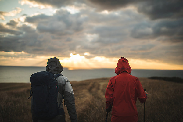 포토 JPG 주간 커플 여자 남자 커플라이프 섬 여행 배낭 산 사람 상반신 성인 야외 두명 뒷모습 30대 걷기 노을 다정 일몰 등산 트래킹 한국인 오르기 인천 성인만 옹진군 국내포토 자연요소 라이프스타일 뷰포인트 컨셉 가방 관계 모션 레저 한국 동양인 장년 파일형식