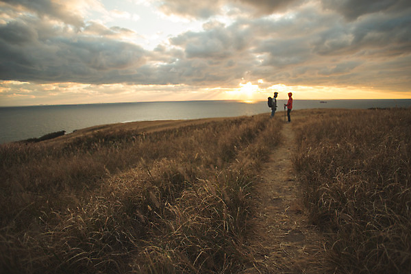 포토 JPG 주간 전신 커플 응시 여자 남자 커플라이프 섬 여행 배낭 산 서기 사람 성인 야외 두명 옆모습 30대 마주보기 노을 다정 일몰 등산 트래킹 한국인 인천 성인만 옹진군 국내포토 자연요소 라이프스타일 시선 뷰포인트 컨셉 가방 관계 모션 레저 한국 동양인 장년 파일형식