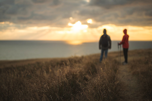 포토 JPG 주간 전신 커플 응시 여자 남자 바다 커플라이프 섬 여행 배낭 산 서기 사람 성인 야외 두명 뒷모습 30대 노을 다정 일몰 트래킹 한국인 인천 성인만 옹진군 국내포토 자연요소 라이프스타일 시선 뷰포인트 컨셉 가방 관계 모션 레저 한국 동양인 장년 파일형식