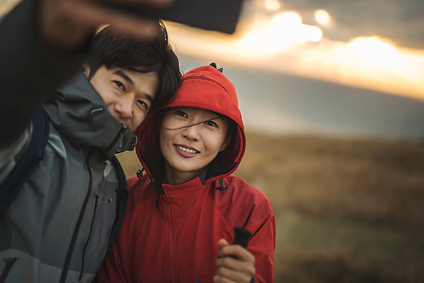 포토 JPG 주간 커플 응시 여자 남자 커플라이프 섬 여행 배낭 산 서기 미소 들기 사람 상반신 성인 야외 두명 앞모습 30대 스마트폰 노을 다정 일몰 등산 트래킹 한국인 셀프카메라 인천 성인만 옹진군 국내포토 자연요소 라이프스타일 시선 뷰포인트 컨셉 가방 관계 모션 레저 한국 표정 동양인 장년 핸드폰 스마트기기 사진촬영 파일형식