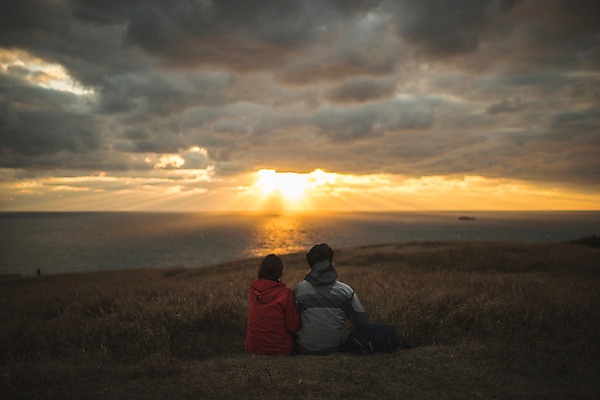 포토 JPG 주간 커플 응시 여자 남자 바다 커플라이프 섬 여행 배낭 산 사람 앉기 풍경 상반신 성인 야외 두명 뒷모습 30대 노을 다정 일몰 트래킹 한국인 인천 성인만 옹진군 국내포토 자연요소 라이프스타일 시선 뷰포인트 컨셉 가방 관계 모션 레저 한국 동양인 장년 파일형식