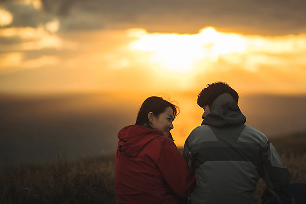포토 JPG 주간 커플 응시 여자 남자 커플라이프 섬 여행 배낭 산 미소 사람 앉기 상반신 성인 야외 두명 뒷모습 30대 마주보기 노을 다정 일몰 등산 트래킹 한국인 인천 성인만 옹진군 국내포토 자연요소 라이프스타일 시선 뷰포인트 컨셉 가방 관계 모션 레저 한국 표정 동양인 장년 파일형식