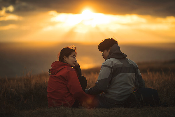 포토 JPG 주간 커플 응시 여자 남자 바다 커플라이프 섬 여행 배낭 산 사람 앉기 상반신 성인 야외 두명 뒷모습 30대 마주보기 노을 다정 일몰 등산 트래킹 한국인 인천 성인만 옹진군 국내포토 자연요소 라이프스타일 시선 뷰포인트 컨셉 가방 관계 모션 레저 한국 동양인 장년 파일형식