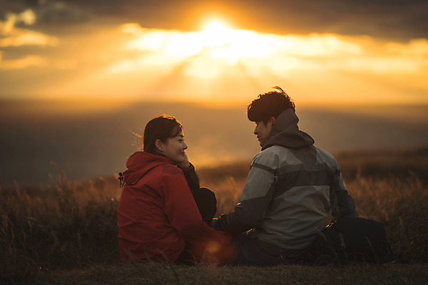 포토 JPG 주간 커플 응시 여자 남자 바다 커플라이프 섬 여행 배낭 산 미소 사람 앉기 상반신 성인 야외 두명 뒷모습 30대 마주보기 노을 다정 일몰 등산 트래킹 한국인 인천 성인만 옹진군 국내포토 자연요소 라이프스타일 시선 뷰포인트 컨셉 가방 관계 모션 레저 한국 표정 동양인 장년 파일형식