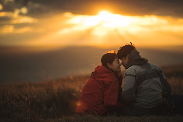 포토 JPG 주간 커플 응시 여자 남자 바다 커플라이프 섬 여행 배낭 산 키스 미소 사람 앉기 상반신 성인 야외 두명 뒷모습 30대 노을 눈감음 다정 일몰 등산 트래킹 한국인 인천 성인만 옹진군 국내포토 자연요소 라이프스타일 시선 뷰포인트 컨셉 가방 관계 모션 레저 한국 표정 동양인 장년 애정표현 파일형식