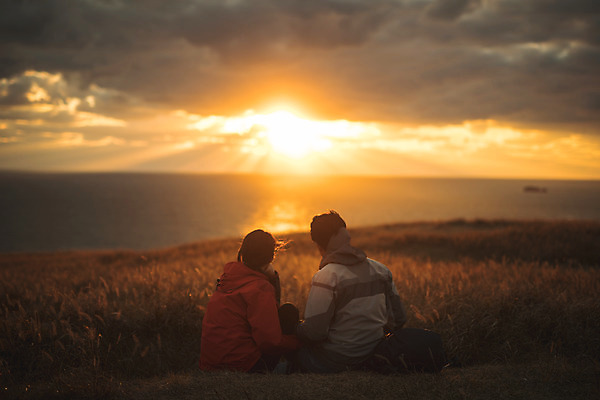 포토 JPG 주간 커플 응시 여자 남자 바다 커플라이프 섬 여행 배낭 산 사람 앉기 풍경 상반신 성인 야외 두명 뒷모습 30대 노을 다정 일몰 등산 트래킹 한국인 인천 성인만 옹진군 국내포토 자연요소 라이프스타일 시선 뷰포인트 컨셉 가방 관계 모션 레저 한국 동양인 장년 파일형식