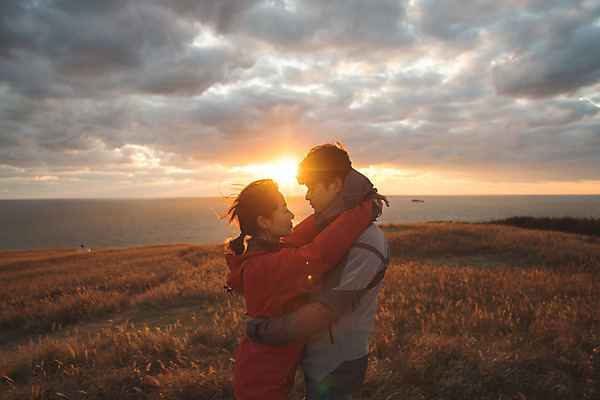 포토 JPG 주간 커플 응시 여자 남자 바다 커플라이프 섬 여행 안기 산 서기 사람 상반신 성인 야외 두명 옆모습 30대 노을 눈감음 다정 일몰 트래킹 한국인 인천 성인만 옹진군 국내포토 자연요소 라이프스타일 시선 뷰포인트 컨셉 관계 모션 레저 한국 동양인 장년 파일형식