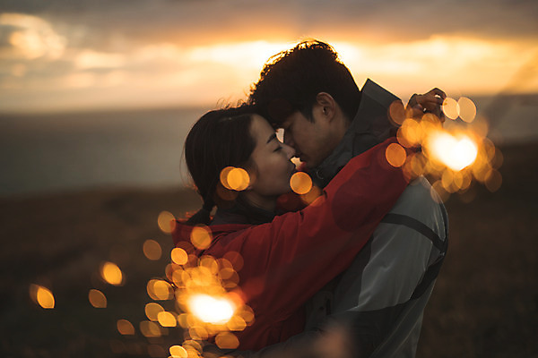 포토 JPG 주간 커플 응시 여자 남자 커플라이프 섬 여행 안기 불꽃 산 서기 사람 상반신 성인 야외 두명 옆모습 30대 노을 눈감음 다정 일몰 트래킹 한국인 인천 성인만 옹진군 국내포토 자연요소 라이프스타일 시선 뷰포인트 컨셉 관계 모션 불 레저 한국 동양인 장년 파일형식