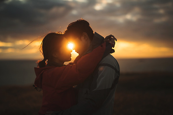 포토 JPG 주간 커플 응시 여자 남자 바다 커플라이프 섬 여행 안기 산 서기 사람 상반신 성인 야외 두명 옆모습 30대 노을 눈감음 다정 일몰 트래킹 한국인 인천 성인만 옹진군 국내포토 자연요소 라이프스타일 시선 뷰포인트 컨셉 관계 모션 레저 한국 동양인 장년 파일형식