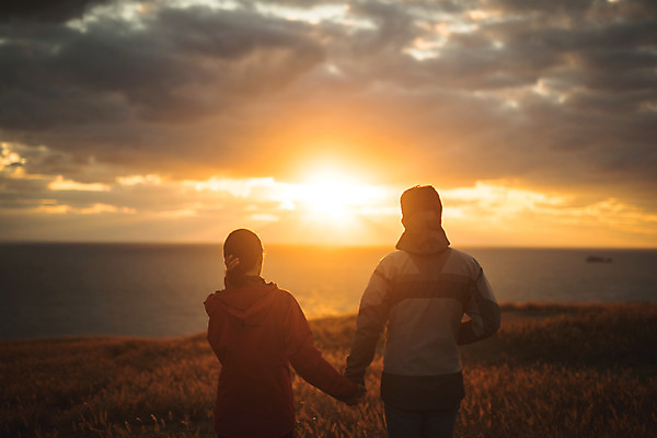 포토 JPG 주간 커플 응시 여자 남자 바다 커플라이프 섬 여행 산 서기 사람 풍경 상반신 성인 야외 두명 뒷모습 30대 노을 손잡기 다정 일몰 트래킹 한국인 인천 성인만 옹진군 국내포토 자연요소 라이프스타일 시선 뷰포인트 컨셉 관계 모션 레저 한국 동양인 장년 파일형식