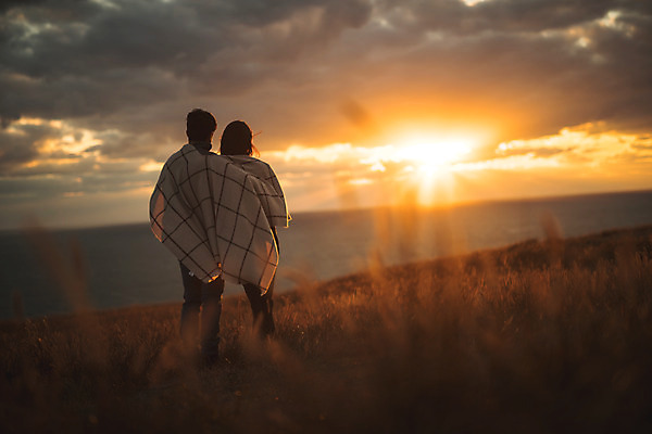 포토 JPG 주간 전신 커플 응시 여자 남자 바다 커플라이프 섬 여행 배낭 산 서기 사람 풍경 성인 야외 두명 뒷모습 30대 노을 다정 일몰 등산 트래킹 한국인 담요 덮기 인천 성인만 옹진군 국내포토 자연요소 라이프스타일 시선 뷰포인트 컨셉 가방 관계 모션 레저 한국 동양인 장년 파일형식