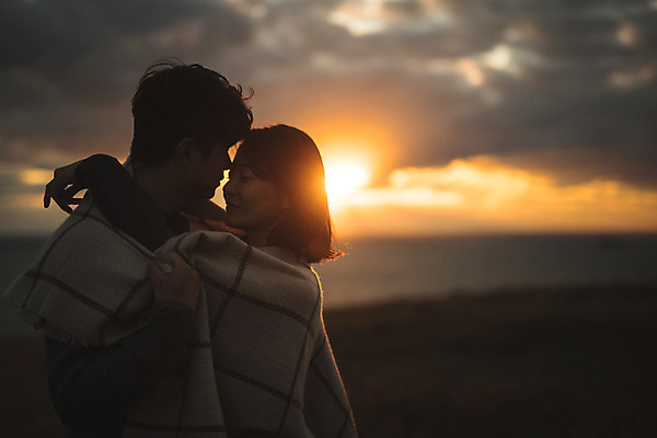 포토 JPG 주간 커플 응시 여자 남자 바다 커플라이프 섬 여행 안기 산 키스 서기 사람 상반신 성인 야외 두명 옆모습 30대 노을 눈감음 다정 일몰 트래킹 한국인 담요 덮기 인천 성인만 옹진군 국내포토 자연요소 라이프스타일 시선 뷰포인트 컨셉 관계 모션 레저 한국 동양인 장년 애정표현 파일형식