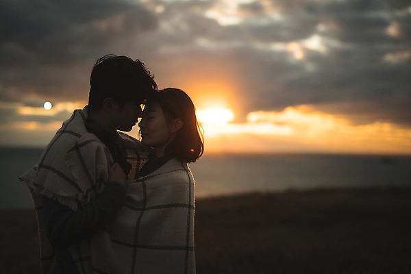 포토 JPG 주간 커플 응시 여자 남자 바다 커플라이프 섬 여행 안기 산 키스 서기 사람 상반신 성인 야외 두명 옆모습 30대 노을 눈감음 다정 일몰 트래킹 한국인 담요 덮기 인천 성인만 옹진군 국내포토 자연요소 라이프스타일 시선 뷰포인트 컨셉 관계 모션 레저 한국 동양인 장년 애정표현 파일형식